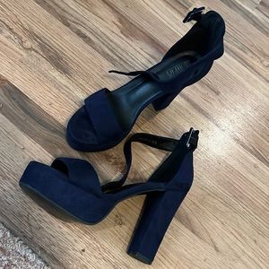 SIZE 9. DIDIFU NAVY SUEDE BLOCK PUMPS. BRAND NEW.